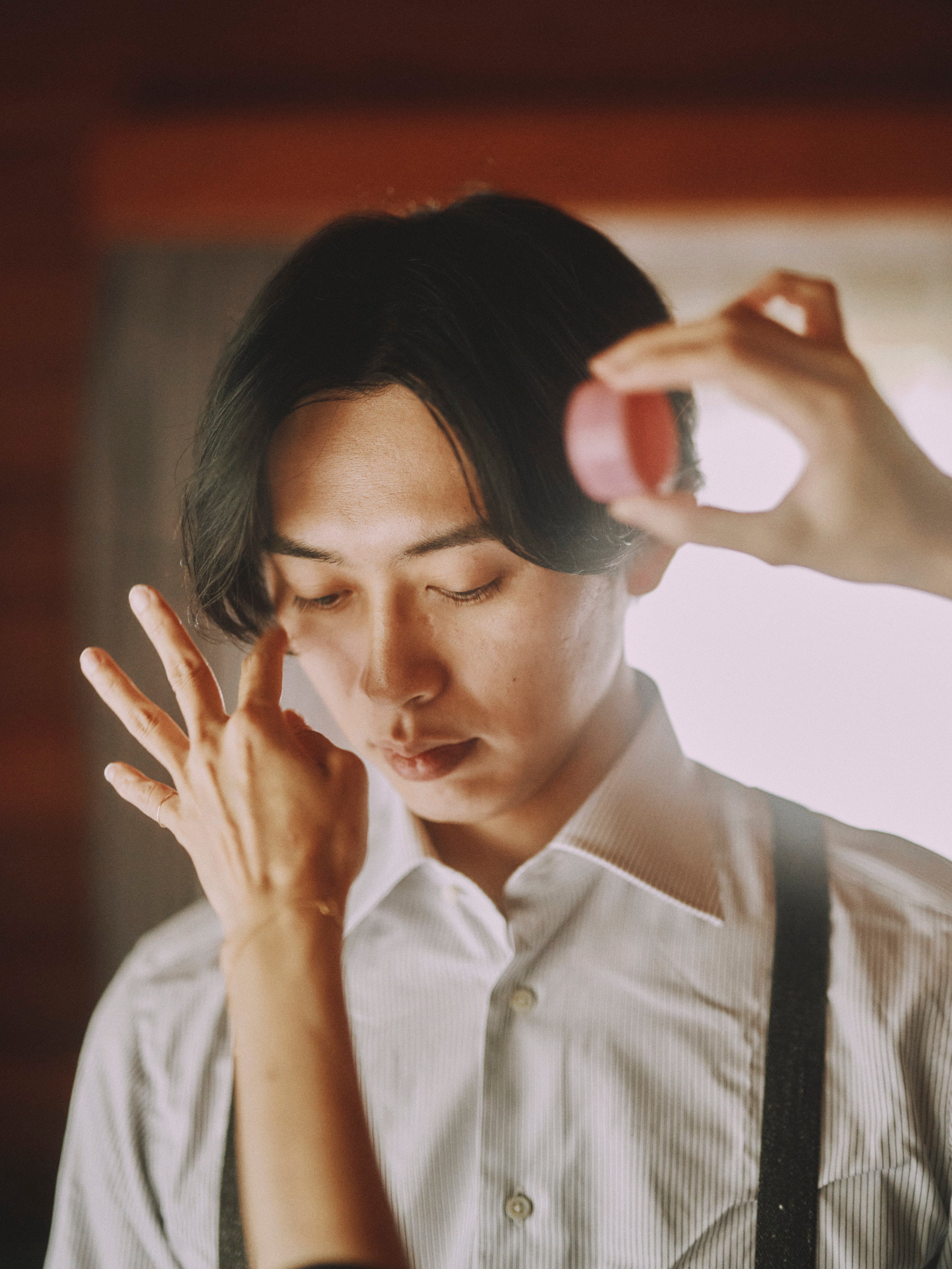 groom during hair setting